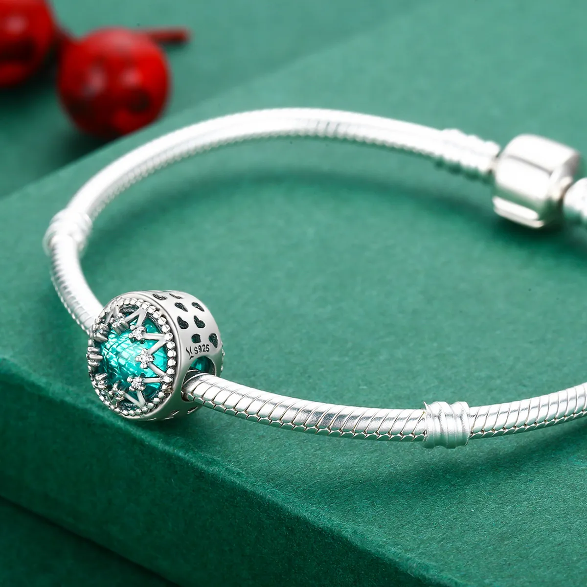 Talisman Tip Pandora Fulgii de zăpadă de smarald romantic din argint - SCC308